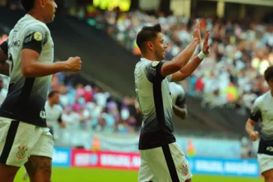Romero celebra o gol que garantiu a segunda vitória consecutiva da equipe no Brasileirão