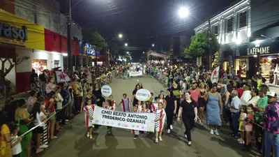 Desfile abordou o desenvolvimento do município; aproximadamente 20 entidades e instituições de ensino participaram da festa