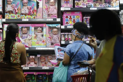 Movimento de vendas de brinquedos para o Dia das Crianças, comércio varejista nas ruas do Polo Saara, centro do Rio de Janeiro