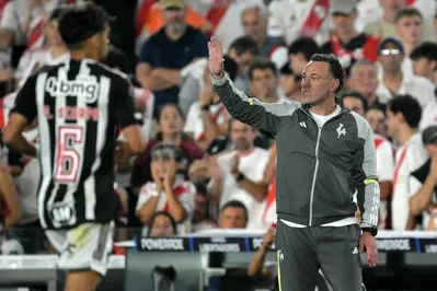 Imagem ilustrativa da imagem Diego Milito leva Galo à final e quebra tabu de 50 anos