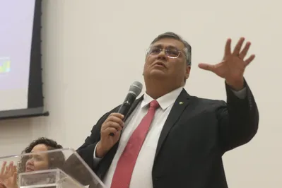 Brasília DF, 08/02/2023 - O ministro da Justiça e Segurança Pública, Flávio Dino, dá posse ao novo diretor-geral da Polícia Rodoviária Federal (PRF), Fernando Oliveira.