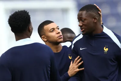 Kylian Mbappé  brinca com seus companheiros de seleção:  França encara Portugal do veterano Cristiano Ronaldo