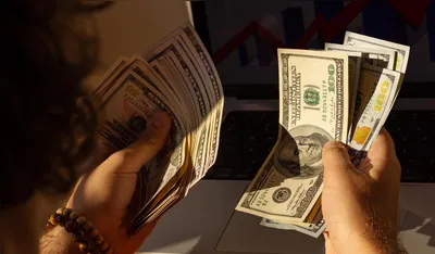 Imagem ilustrativa da imagem Dólar cai com postura moderada de Trump e leilões do BC
