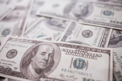 Imagem ilustrativa da imagem Dólar despenca para R$ 5,72 com possível alívio na guerra comercial