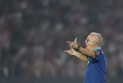 Imagem ilustrativa da imagem Dorival vê pressão subir após revés no Paraguai