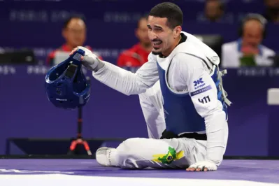 Brazil's Edival Pontes celebrates after winning in the taekwondo men's -68kg bronze medal bout of the Paris 2024 Olympic Games at the Grand Palais in Paris on August 8, 2024. (Photo by David GRAY / AFP)