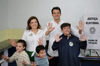 Com 92,24% das urnas apuradas, Pimentel tinha 57,31% dos votos válidos ante 42,69% de Cristina