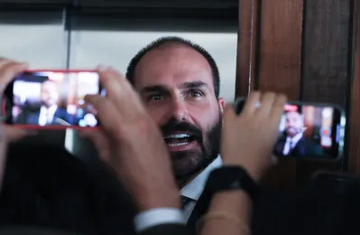 "Lamento, mas não dá para pedir ao Presidente Trump — e nenhuma autoridade internacional minimamente decente — para tratar uma ditadura como se fosse uma democracia. Ou há uma anistia ampla, geral e irrestrita para começar ou bem vindos à 'Brazuela'", escreveu Eduardo Bolsonaro no X