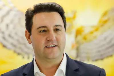 O governo do Paraná, Ratinho Junior, ganhou mais força este ano ao eleger 164 prefeitos do PSD no estado