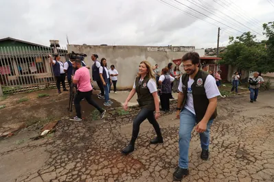 Vivian Feijó e o prefeito Tiago Amaral percorreram algumas rua da zona oeste: mobilização contra a dengue
