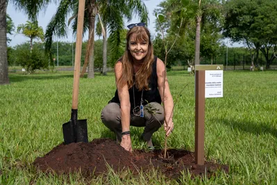 Imagem ilustrativa da imagem Embaixadora se emociona ao plantar árvore no Bosque da Itaipu