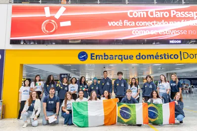 Imagem ilustrativa da imagem Emoção de pais e alunos marca primeiros embarques do ano