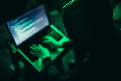 Ao acabar com as limitações impostas pelas leis da física e pela geografia, a internet dificulta muito o trabalho da polícia na repreensão a esse tipo de crime