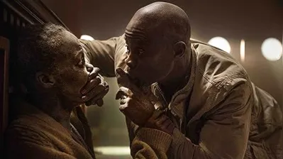 Sam (Lupita Nyong'o) e Henri (Djimon Hounsou)