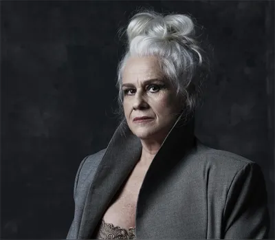 Vera Holtz em "Ficções": no palco, a atriz canta, improvisa,instiga a plateia e interage com o músico Federico Puppi