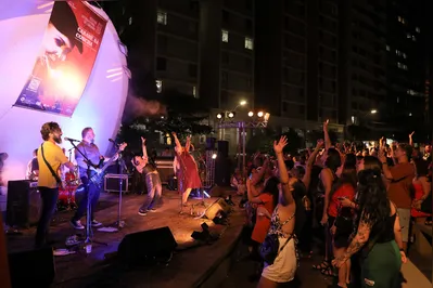 A banda Abacate Contemporâneo com Raquel Palma e Simone Mazzer, convidada especial para o show do Cabaré na Concha