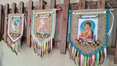 Estandartes juninos dão um colorido especial à festa, eles foram produzidos na Oficina Saudando os Santos, da Escola Jardim Alvorecer, conduzida por Vanessa Rodrigues