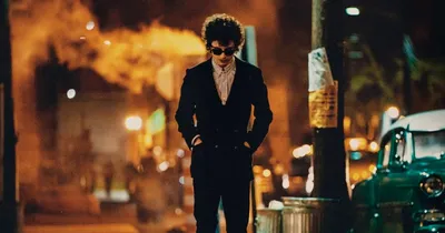 "Um Completo Desconhecido": filme trasncende o mero exercício biográfico para mergulhar nas notas do impulso criativo