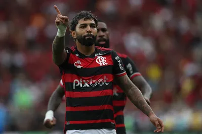 RIO DE JANEIRO, BRAZIL - NOVEMBER 3: Gabriel Barbosa of Flamengo celebrates with Gerson Santos after scoring the third goal of his team during the Copa do Brasil Final First Leg match between Flamengo and Atletico Mineiro at Maracana Stadium on November 3, 2024 in Rio de Janeiro, Brazil.   Wagner Meier/Getty Images/AFP (Photo by Wagner Meier / GETTY IMAGES NORTH AMERICA / Getty Images via AFP)