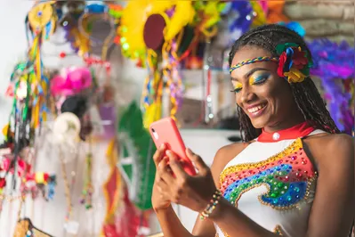 Em Londrina, bares realizam festas carnavalescas; alguns completam a diversão no domingo (2) com a transmissão da cerimônia do Oscar