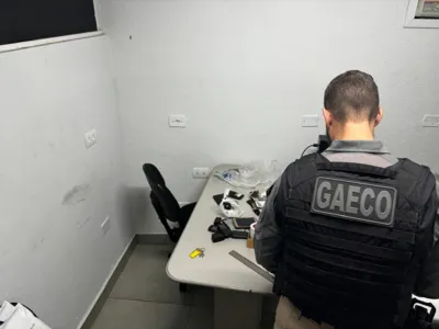 Gaeco cumpriu 19 mandados de busca e apreensão em Londrina e Itapoá (SC); celulares, documentos e dinheiro em espécie foram recolhidos