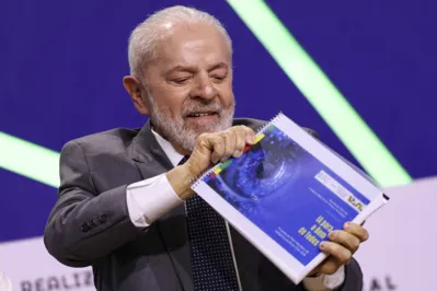 Brasília (DF), 30/07/2024 - O presidente Luiz Inácio Lula da Silva recebe o o Plano Nacional de Inteligência Artificial durante a abertura da 5ª Conferência Nacional de Ciência, Tecnologia e Inovação, em Brasília. Foto: Marcelo Camargo/Agência Brasil