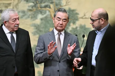 Mahmoud al-Aloul, do Fatah, e Mussa Abu Marzuk, do Hamas, com o ministro das Relações Exteriores da China, Wang Yi