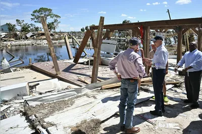 Biden visitou áreas afetadas pelo furacão, como Keaton Beach, na Flórida
