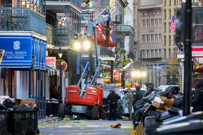 Imagem ilustrativa da imagem Homem atropela multidão em rua de Nova Orleans e mata 10