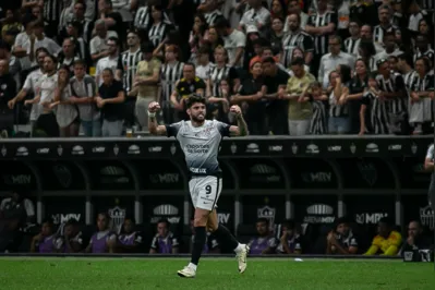 Imagem ilustrativa da imagem Hulk marca dois gols e freia reação do Corinthians