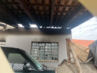 A casa tinha parte da estrutura em alvenaria e outra de madeira, o que fez com que o fogo se alastrasse