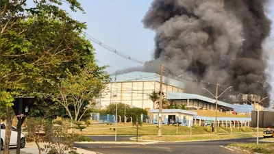 Incêndio atinge abatedouro de frangos em Siqueira Campos