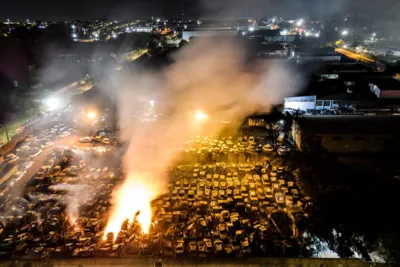 Imagem ilustrativa da imagem Incêndio de grandes proporções atinge pátio de veículos da Polícia Civil na zona oeste de Londrina