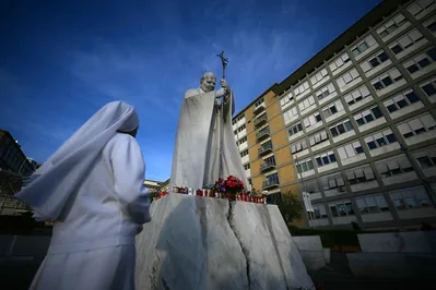 Imagem ilustrativa da imagem Internado há 4 dias, papa tem situação clínica complexa