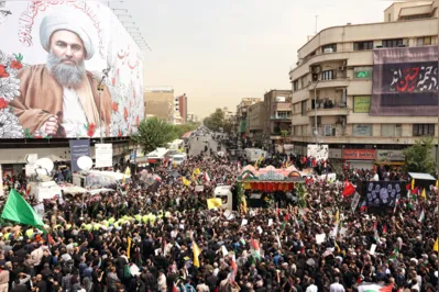 Multidão acompanha funeral do líder político do Hamas, Ismail Haniyeh, em Teerã