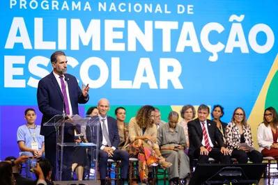 Diretor-geral brasileiro da Itaipu, Enio Verri discursa durante lançamento da parceria