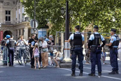 O resultado da medida é que algumas das áreas mais turísticas de Paris, como o entorno do museu do Louvre, estão praticamente desertas