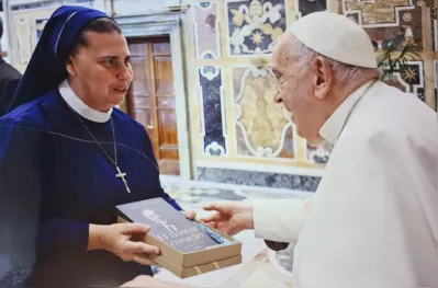 Imagem ilustrativa da imagem Livro Doutor Coração foi entregue para o Papa