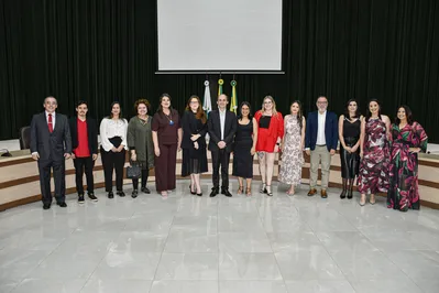 Dos 30 autores que participaram da construção da obra, treze estiveram presentes