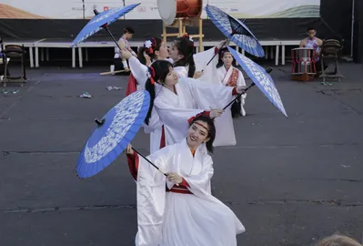 O Festival também traz o tradicional Bon Odori, com apresentação de danças e a oprotunidade  para o público também ensaiar uns passinhos