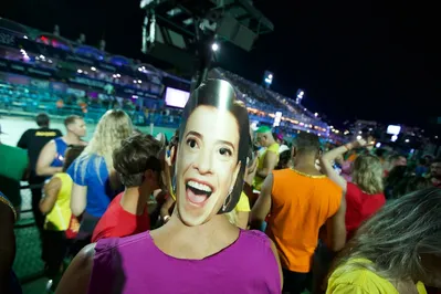 RIO DE JANEIRO, RJ, 03.02.2025: FoliÃµes com mÃ¡scaras de Fernanda Torres se divertem no Camarote Folia Tropical, no SambÃ³dromo da MarquÃªs de SapucaÃ­, no Rio de Janeiro (RJ). Nesta noite ocorre a 97Âª cerimÃ´nia anual do Oscar, no Dolby Theatre, Hollywood, Los Angeles, USA. (Foto: Marlene Bergamo/Folhapress)