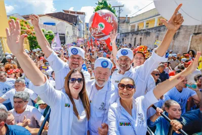 Imagem ilustrativa da imagem Lula desfila com aliado, ouve vaias e é festejado em Salvador