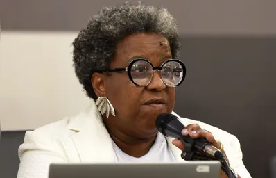 Reconhecida no meio educacional e nas discussões sobre racismo, Macaé Evaristo é professora desde os 19 anos.