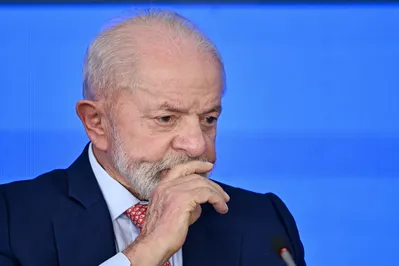 Imagem ilustrativa da imagem Lula está isolado e se esforça para perder em 2026, diz Kakay