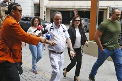São Paulo (SP), 11/12/2023 - Dr. Roberto Kalil Filho chega ao Hospital Sírio Libanes, onde está internado o presidente Lula após cirurgia. Foto: Paulo Pinto/Agencia Brasil