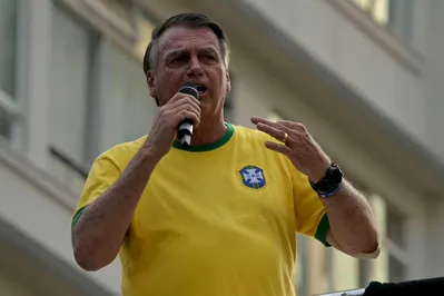 Os papéis mostram que o cofre foi acessado nos dias em que Bolsonaro comprou as duas casas que mantém no Condomínio Vivendas da Barra
