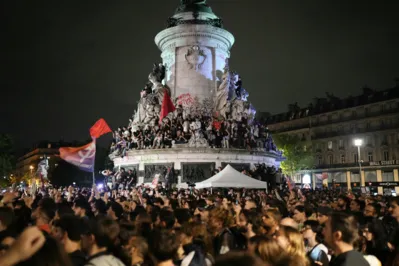 Partidos de esquerda protestam nas ruas de Paris após resultado das eleições legislativas neste domingo (30): ultradireita está a um passo do poder