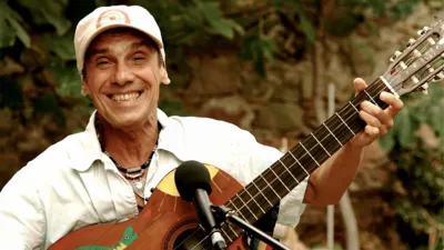 Imagem ilustrativa da imagem Manu Chao lança música sobre motoboy que enfrenta SP