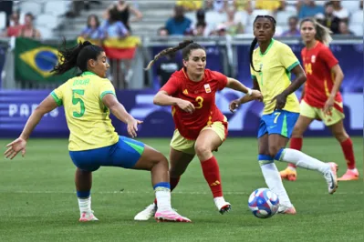 Spain's midfielder #03 Teresa Abelleira (C) fights for the ball with Brazil's midfielder #05 Duda Sampaio (L) and Brazil's forward #07 Kerolin (R)  during the women's group C football match between Brazil and Spain of the Paris 2024 Olympic Games at the Bordeaux Stadium in Bordeaux on July 31, 2024. (Photo by Philippe LOPEZ / AFP)