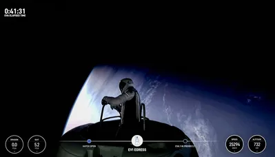 Imagem ilustrativa da imagem Missão faz 1ª caminhada espacial privada da história